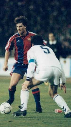 Laudrup, defendido por Sanchís, en el bando blaugrana.  ABC