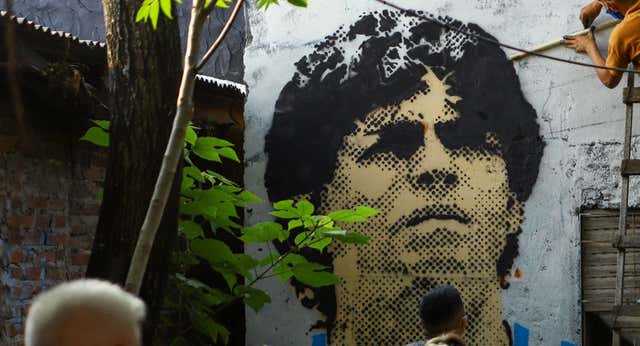 La Justicia francesa ordena la incautación del Balón de Oro mundialista de Maradona