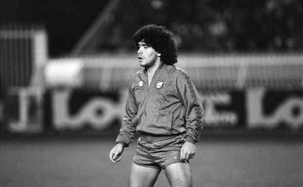 Maradona calentando antes de un amistoso del Barça en París. AFP