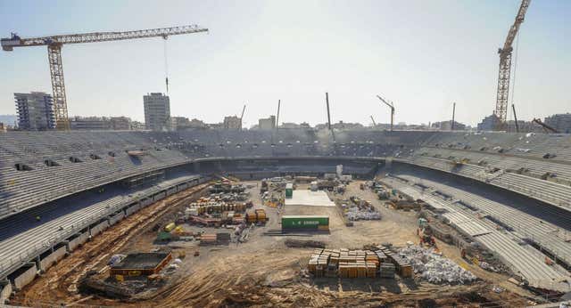 Un concierto de Taylor Swift y el zumbido de las máquinas unen a los vecinos del Santiago Bernabéu y del Camp Nou: “No tenemos por qué tener esta angustia”