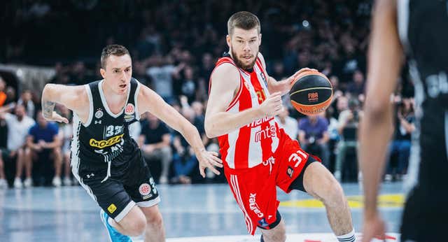 Una queja, insultos, un desalojo, un partido suspendido… ¡y una derrota adjudicada al Partizan que puede hacer campeón a Estrella Roja!