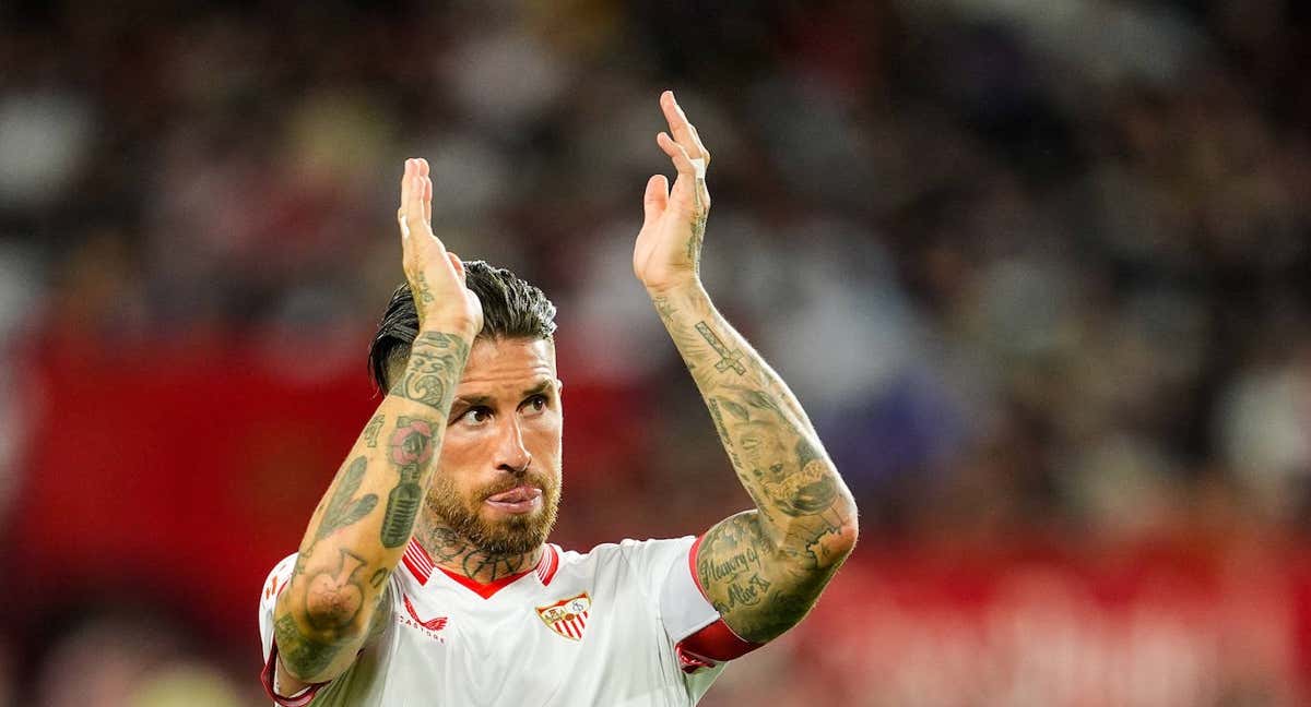 Sergio Ramos, saluda a la afición en un partido./ABC