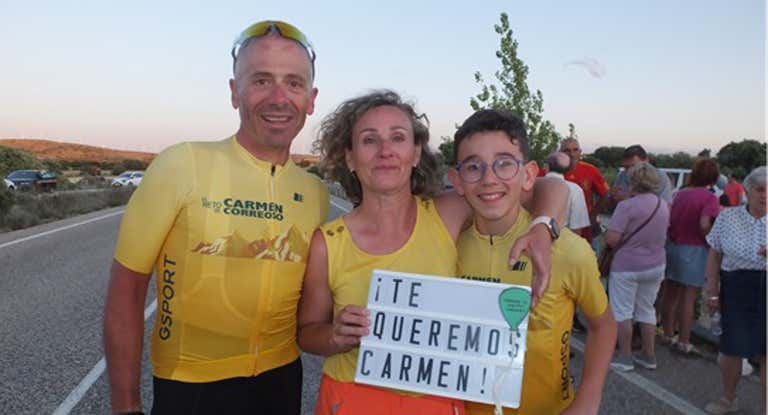 Fran Correoso con su familia tras el primer reto.