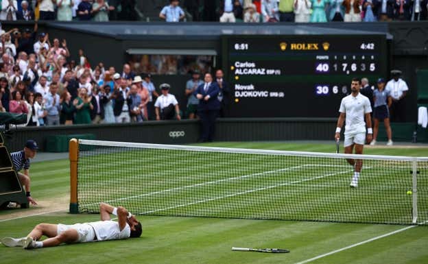 Carlos Alcaraz celebra su título ante Djokovic en Wimbledon.  REUTERS/Toby Melville