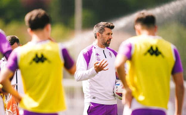 Paulo Pezzolano dando una charla durante un entrenamiento. Real Valladolid