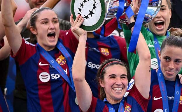 Mariona levantando el título de Champions.  REUTERS