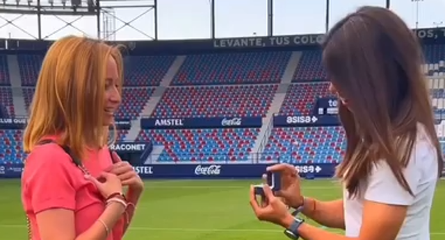 Alba Redondo sorprende a su pareja pidiéndola matrimonio.