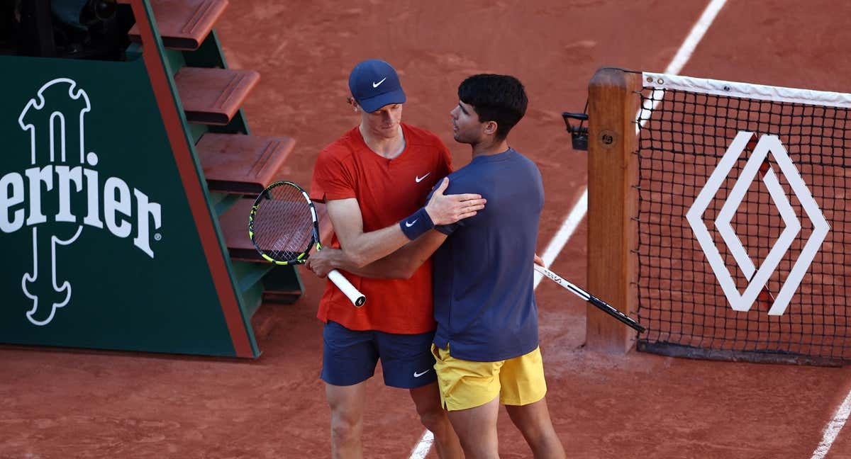 Carlos Alcaraz y Jannik Sinner después de la semifinal de Roland Garros. /Reuters