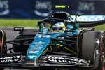 Fernando Alonso se da una alegría y lidera unos húmedos Libres