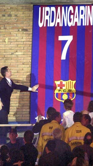 Iñaki Urdangarin, en la retirada de su camiseta en 2001.  ABC