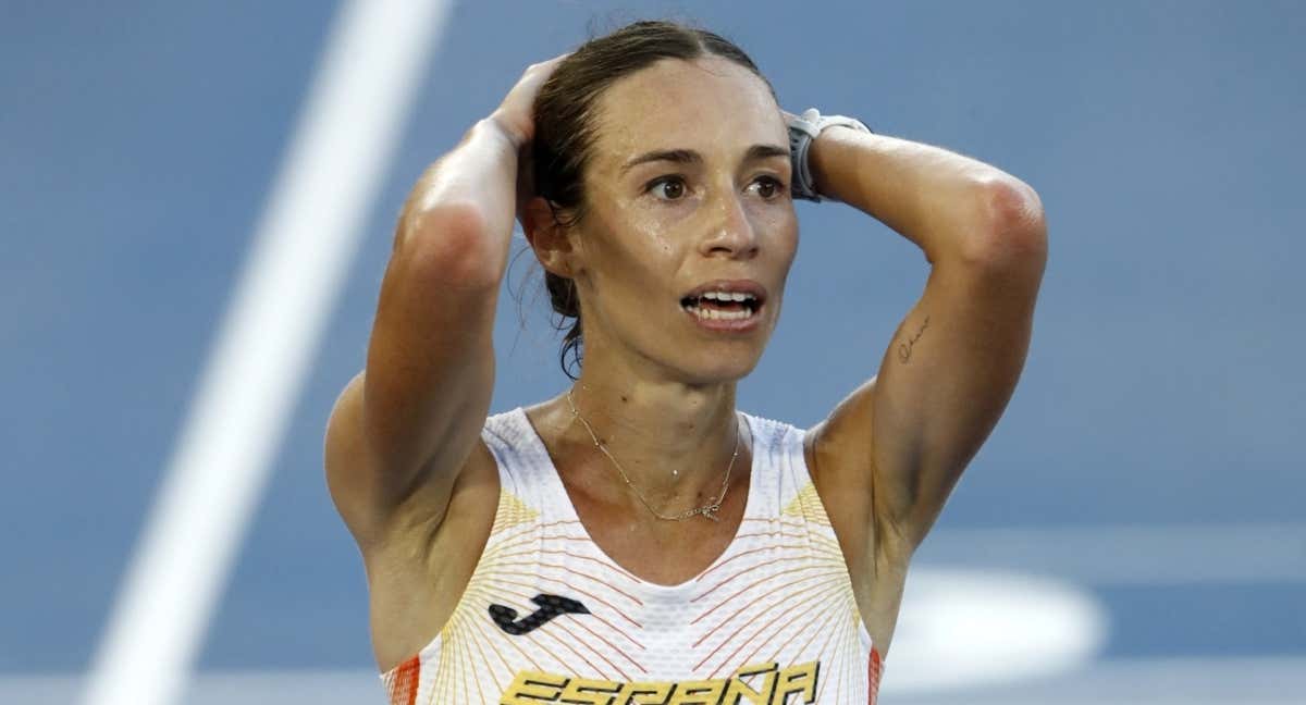 Laura García Caro se lleva las manos a la cabeza tras perder el bronce en el final de la prueba./@atletismoRFEA