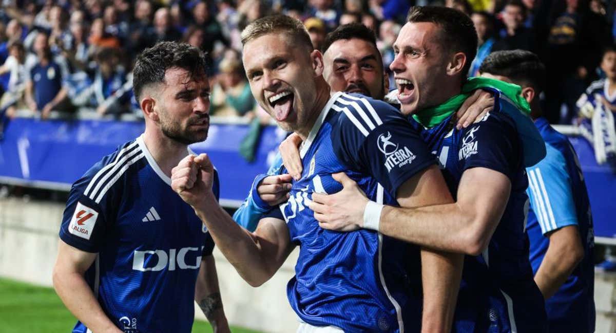 Los jugadores del Real Oviedo celebrando en el partido contra el Racing en LaLiga Hypermotion./LALIGA