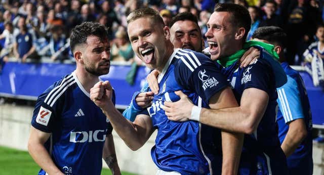 El Real Oviedo se agarra a la épica del sexto para el ascenso en el playoff