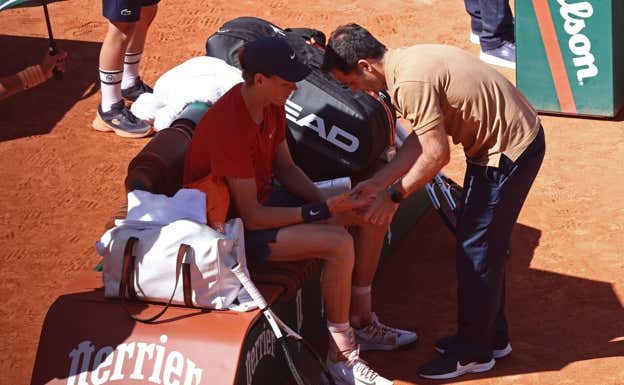 Jannik Sinner, durante la asistencia del fisio en el tercer set.  Reuters