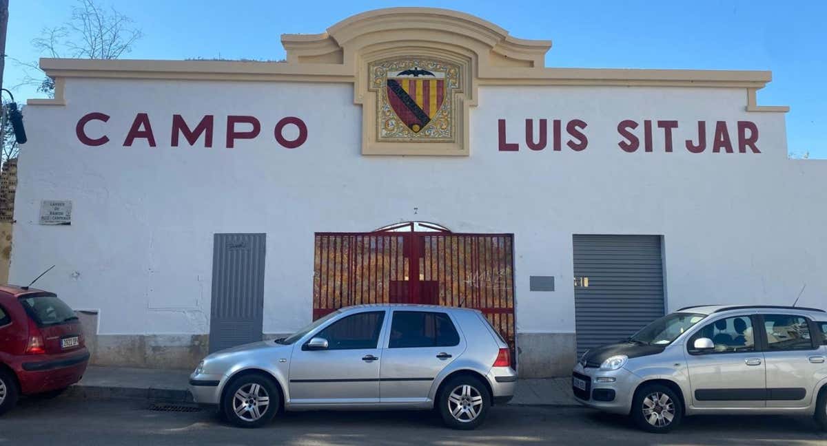 Fachada trasera del estadio Luis Sitjar con el escudo antiguo del Mallorca. /LETICIA G. VILAMEA