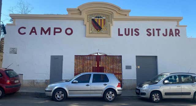 Añorando el Luis Sitjar, el estadio del muro, el foso y el marcador manual que yace abandonado en Palma entre okupas, broza y ratas