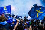 Un «vamos a ciegas» en el espectacular recibimiento al Oviedo que le empuja hacia el ascenso: «¡Estamos en llamas!»