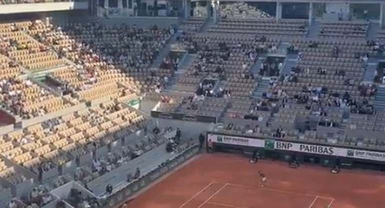 Imágenes de la Philippe Chatrier medio vacía durante la semifinal entre Alexander Zverev y Casper Ruud.