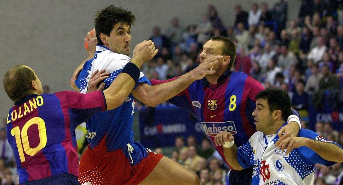 Mateo Garralda, en una acción del partido de ida de la final de la Champions de 2001. /JESÚS DIGES / EFE