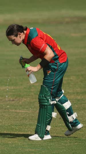 La deportista de cricket Heather Graham enjuagándose con jugo de pepinillos. Daniel Pockett/Getty Images