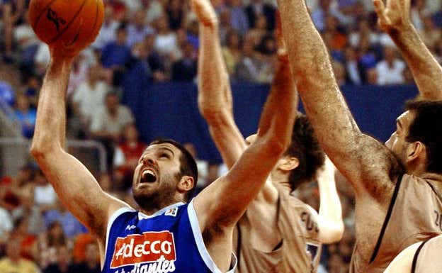 Rafa Vidaurreta intenta anotar ante Dueñas y Fucka. Efe