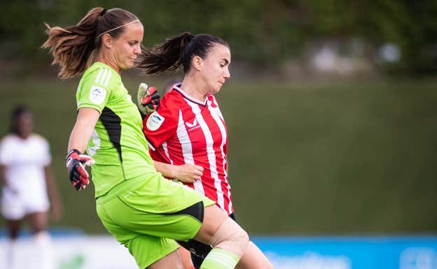Ane Azkona presionando a Chavas.  ATHLETIC CLUB