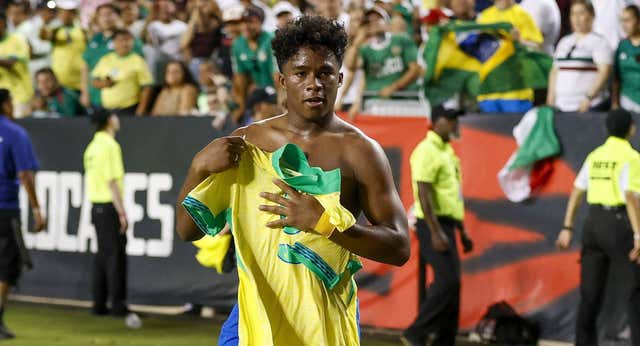 Endrick da la victoria a Brasil entre gritos homófobos y lo celebra ‘a lo Messi’