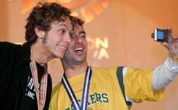 Melandri posa con Rossi.
