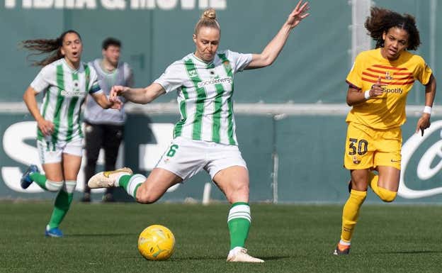Roberts y Vicky durante el Betis - Barça.  REAL BETIS FÉMINAS