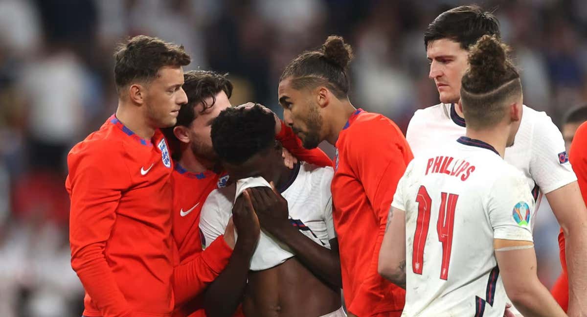 Los futbolistas de Inglaterra consuelan a Bukayo Saka tras fallar su penalti en Wembley./REUTERS