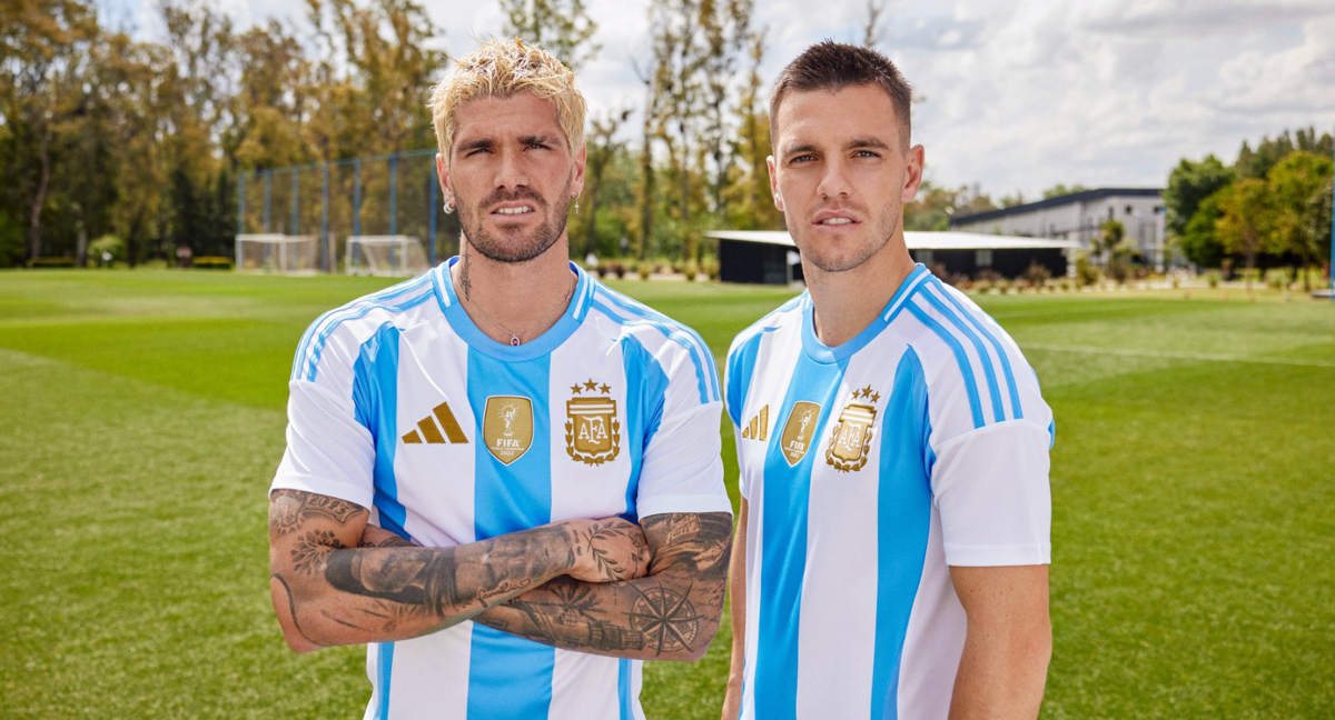 Rodrigo De Paul y Giovani Lo Celso con la nueva equipación de la Selección Argentina /Twitter Selección Argentina