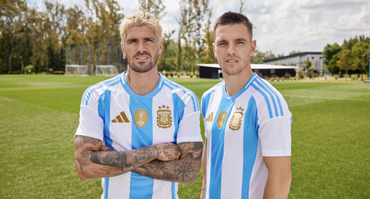 Rodrigo De Paul y Giovani Lo Celso con la nueva equipación de la Selección Argentina