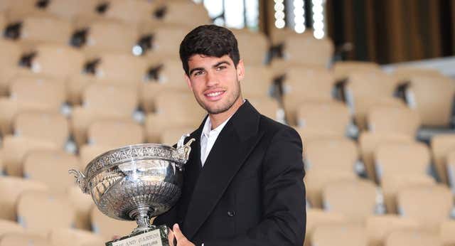 Los Juegos Olímpicos dejan a Alcaraz sin su foto soñada con la copa Roland Garros y la Torre Eiffel