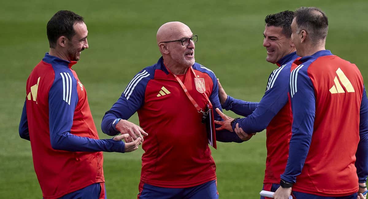 Luis de la Fuente bromea con parte de su staff técnico en una foto de archivo de la Selección. /GETTY