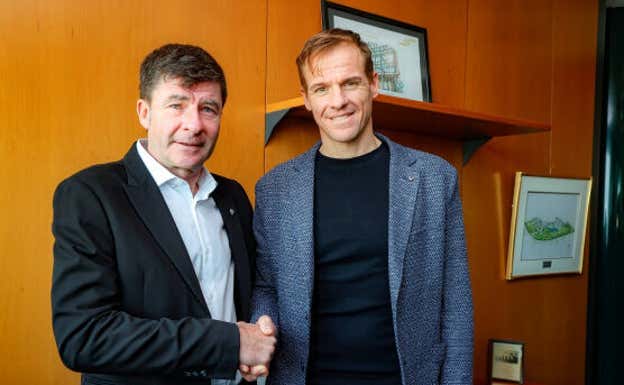 Gianni Bugno (izquierda) da el relevo como presidente de la CPA a Adam Hansen (derecha). CPA