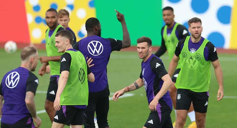 Rudiger se encara con Fullkrug.