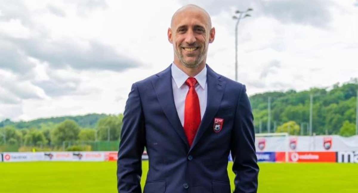 Pablo Zabaleta, en su presentación como asistente de Sylvinho en Albania. /@FSHForg