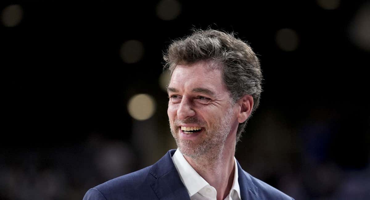 Pau Gasol sonríe durante el primer partido de la final de la ACB entre el Real Madrid y el UCAM Murcia.