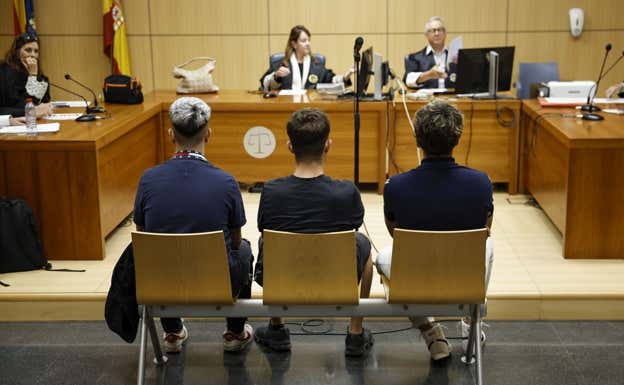 Los tres aficionados condenados por los insultos a Vinicius. Efe