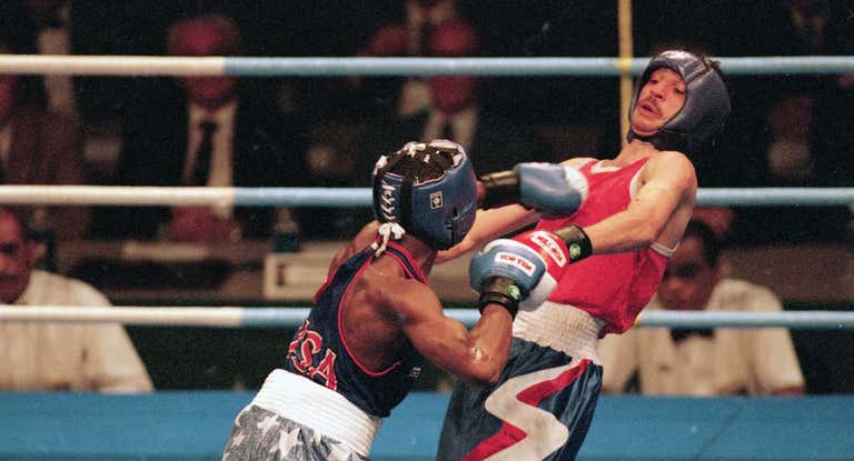 Todorov esquiva un golpe de Floyd Mayweather durante su combate en las semifinales de Atlanta 96.