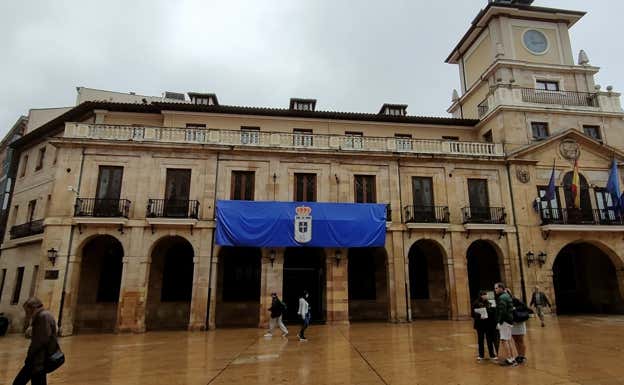 El Ayuntamiento de Oviedo, engalando para el playoff.  RELEVO