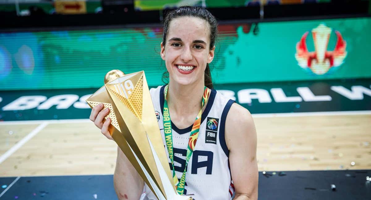 Caitlin Clark posa con el trofeo de campeona en el Mundial U19. /FIBA