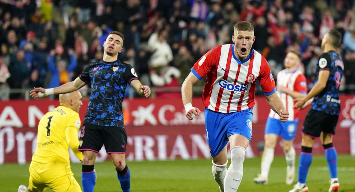 Dovbyk celebra un gol ante el Sevilla. /EFE