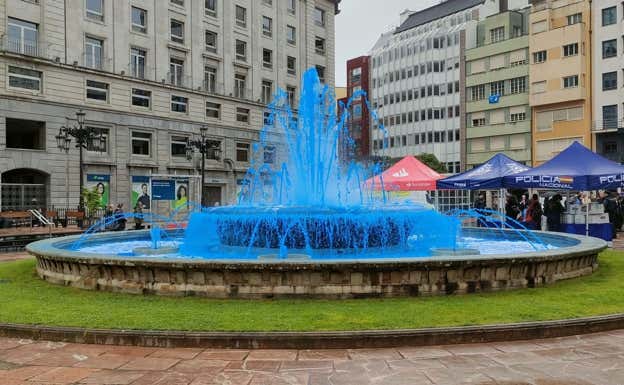 La fuente de la Escandalera, con el agua azul.  RELEVO