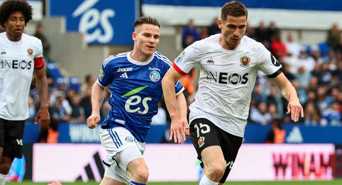 Romain Perraud conduce la pelota delante de Gameiro.