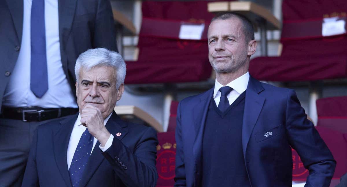 Pedro Rocha (izquierda), junto a Aleksander Ceferin (presidente de UEFA), en un Francia-España de la Nations femenina. /GETTY