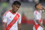 Renato Tapia dice 'no' a la Copa América por no haber renovado con el Celta; el Girona, al acecho