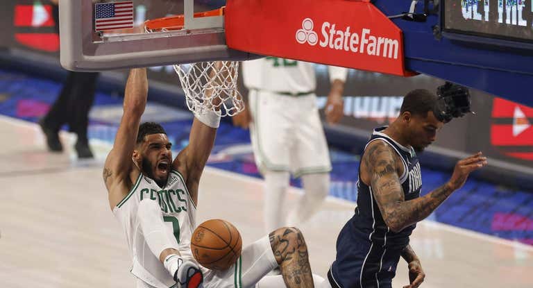 Tatum anota una canasta ante Dallas.