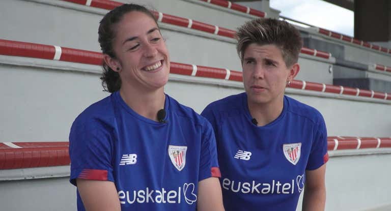 Yulema y Garazi durante una entrevista con el club.