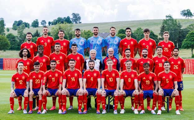 Foto oficial de la Selección, con Pedro Rocha en el centro, para la Eurocopa.  RFEF